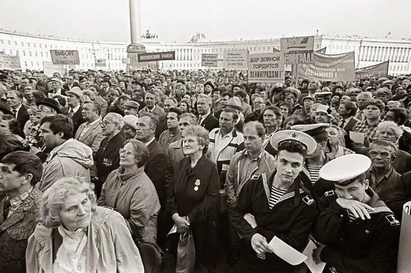 Митинг на Дворцовой 1991 год.jpg