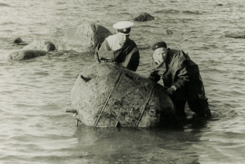 Кап.3 р. Вершовский К.Г. (слева) разоружает мину КБ, 1957 г.