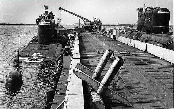 Погрузка торпед в кормовые торпедные аппараты подводной лодки 651 проекта.jpg
