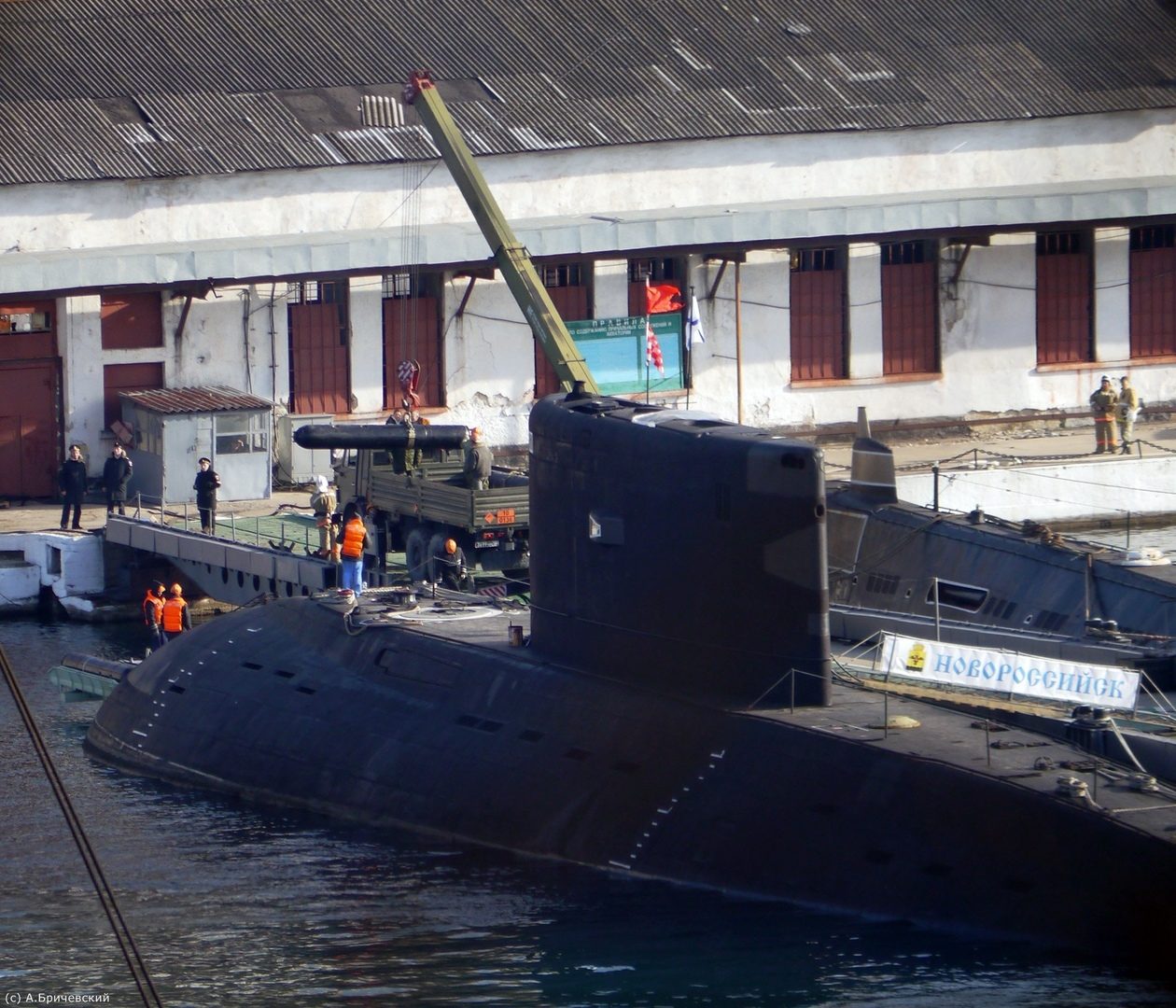 Погрузка торпед на Новороссийск.jpg
